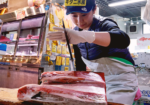 キタニ名物マグロ解体ショー